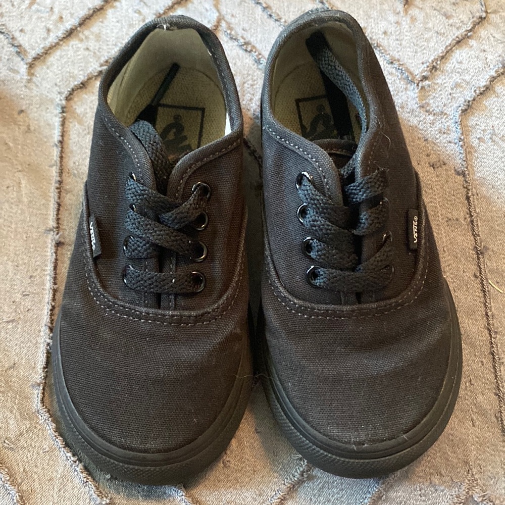 Black toddler vans size 8.0.